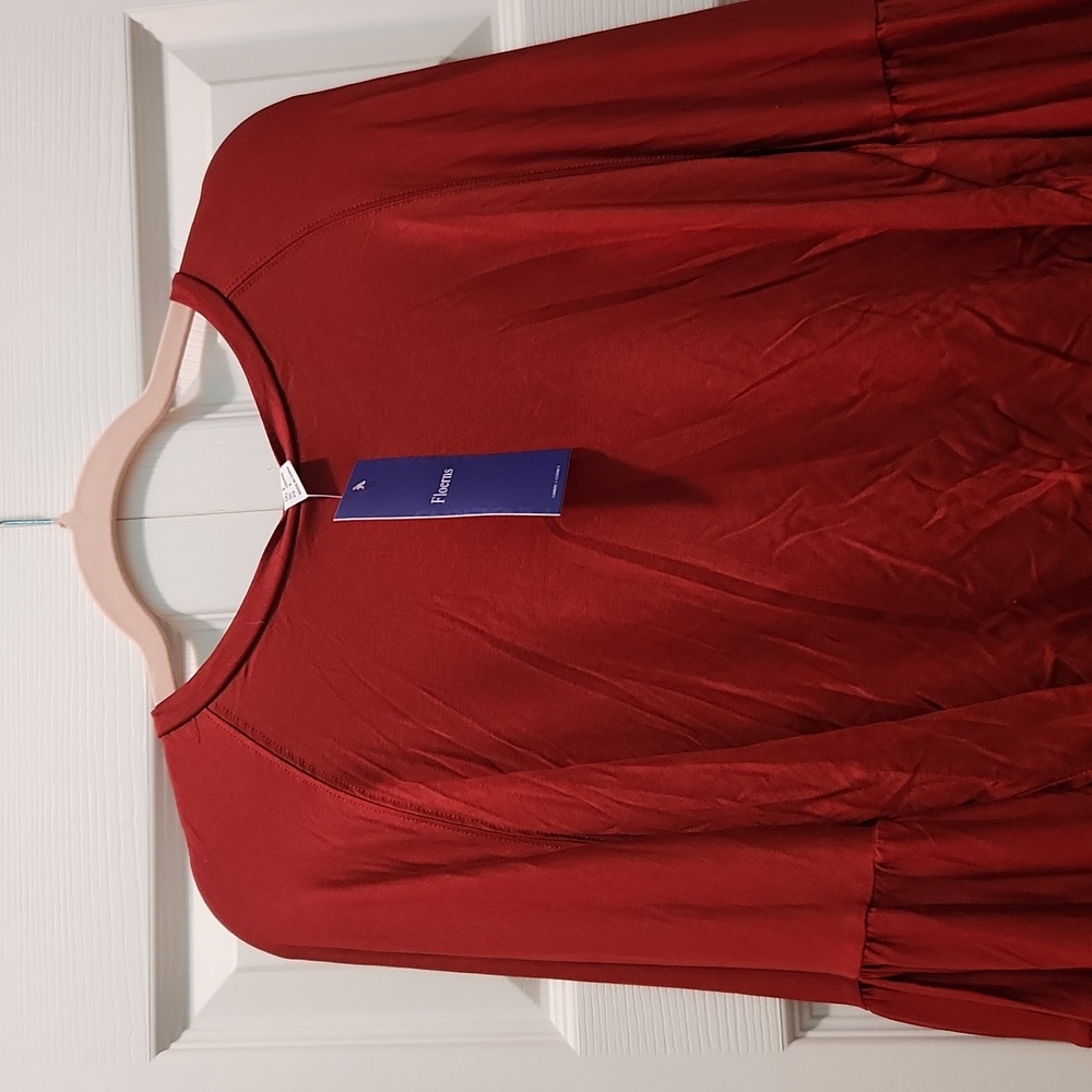 New with tag, never been woren shirt size Small.